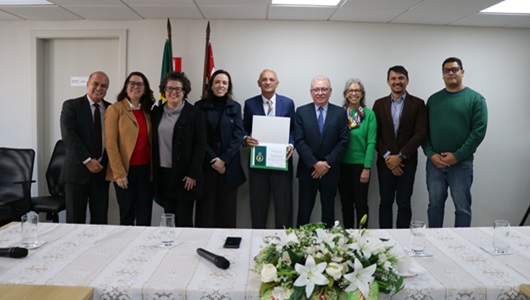 Da esq. para dir.: Fábio Manhoso, vice-presidente do Conselho e presidente da Comissão de Educação;  da FMVZ-USP a profa. Cristina Massoco, do Departamento de Patologia; Lia Flávia Santos, assistente  acadêmica; Isabela Furegatti, assistente acadêmica;José Antonio Visintin, diretor: e Odemilson Donizete Mossero, presidente do CRMV-SP; profa. Helenice Spinosa, do Departamento de Patologia da FMVZ-USP e integrante da Comissão Técnica de Educação do Conselho; ainda da FMVZ-USP, o prof. Antônio de Assis Neto, vice-coordenador da Comissão de Graduação; e Igor Valvassori, chefe do Serviço de Graduação