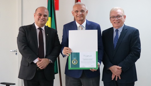 O diretor da FMVZ-USP, prof.  José Antonio Visintin, entre o presidente da Comissão Técnica de Educação e vice-presidente do Conselho, Fábio Manhoso, e do presidente do CRMV-SP, Odemilson Donizete Mossero